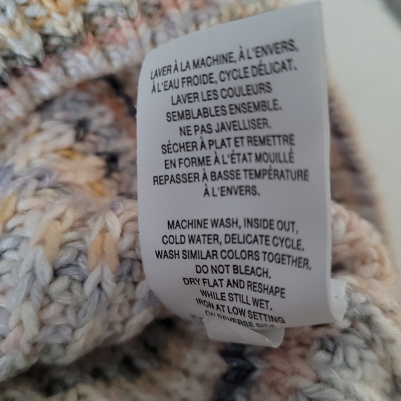 Signature Reitmans V neck Sweater size medium - Picture 9 of 9